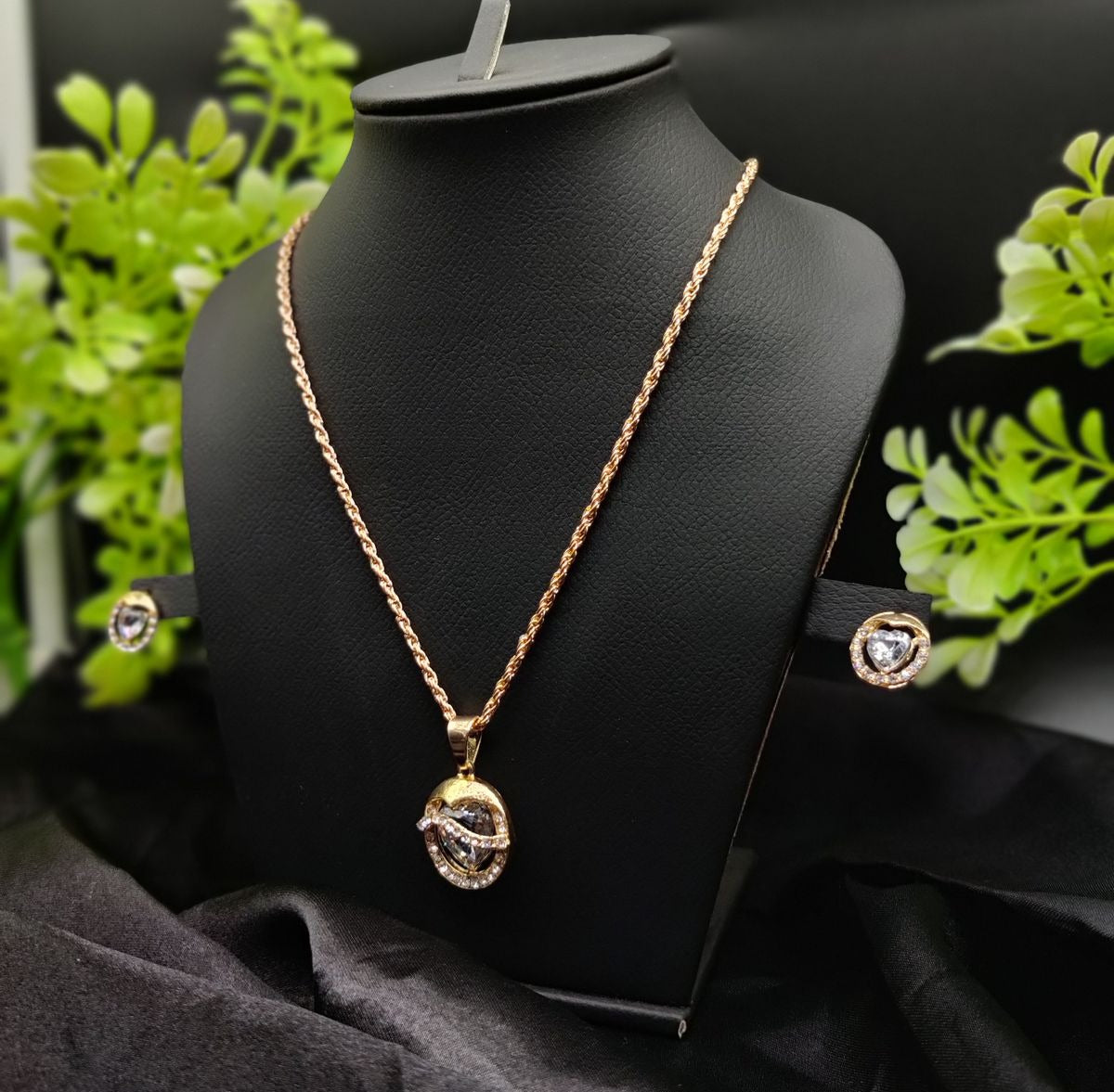 Elegance Gold Pendant Necklace